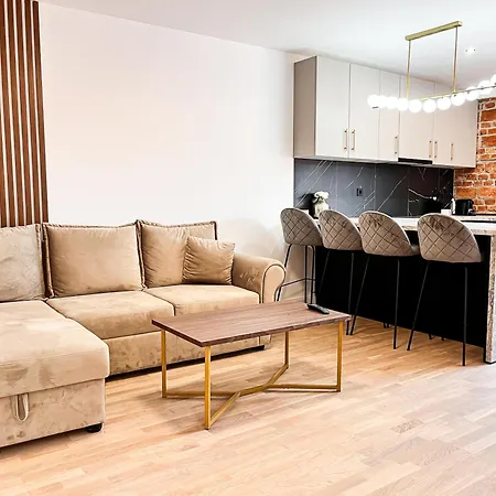 November - Newly Renovated Near Theatre, Old Town *