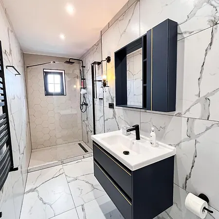 November - Newly Renovated Near Theatre, Old Town * 布拉索夫