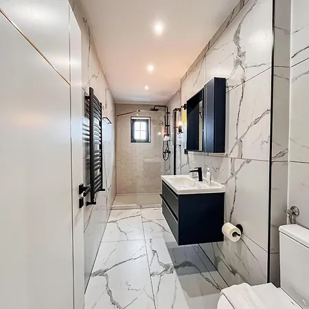 November - Newly Renovated Near Theatre, Old Town 公寓