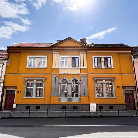 November - Newly Renovated Near Theatre, Old Town 公寓