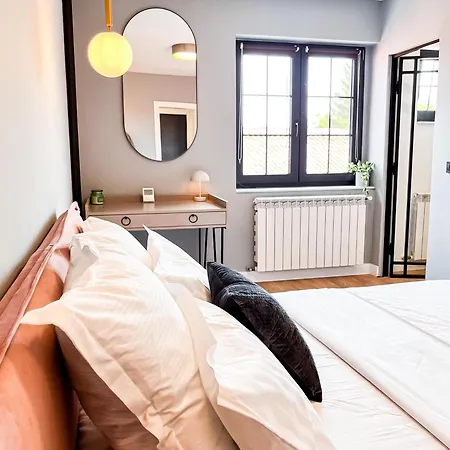 November - Newly Renovated Near Theatre, Old Town 公寓 *