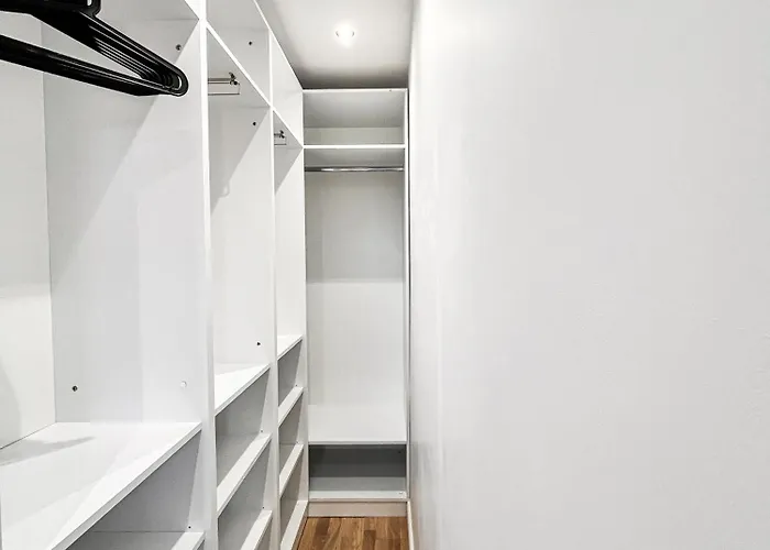 November - Newly Renovated Near Theatre, Old Town Apartment *