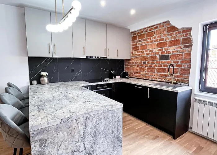 November - Newly Renovated Near Theatre, Old Town Apartment Brasov