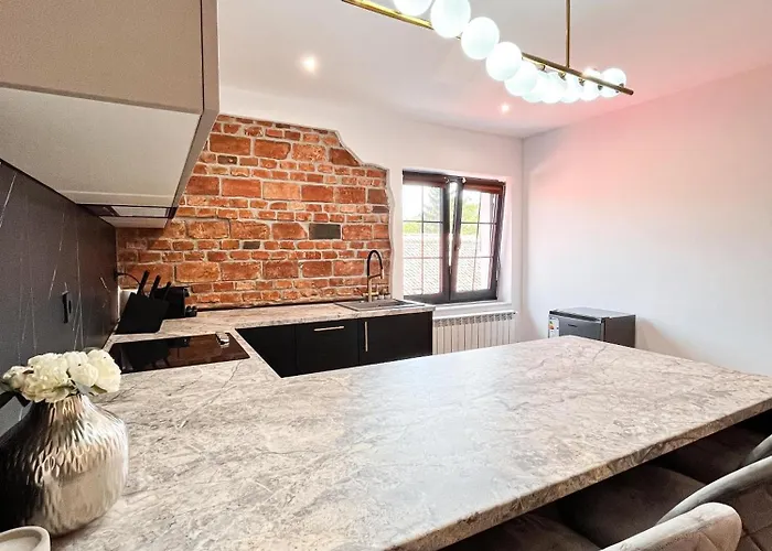 November - Newly Renovated Near Theatre, Old Town Brasov