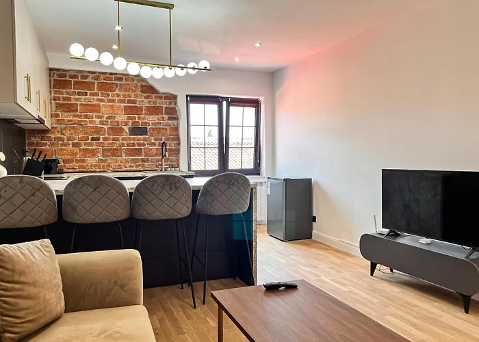 November - Newly Renovated Near Theatre, Old Town Brasov