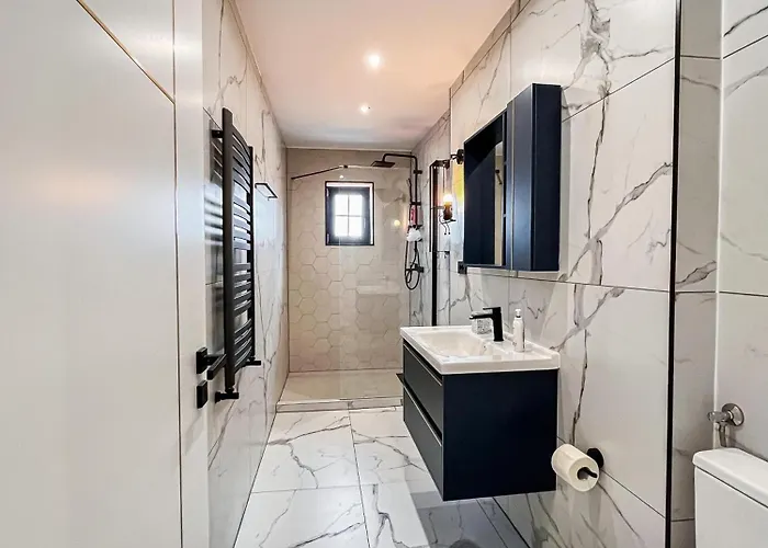 November - Newly Renovated Near Theatre, Old Town Apartment